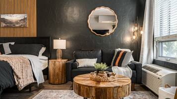 Desk, iron/ironing board, WiFi, bed sheets