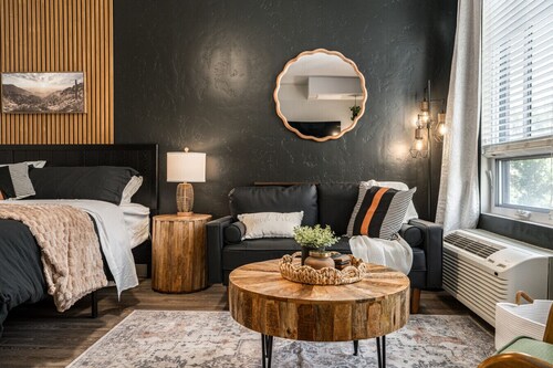 Comfy King Bed, Hot Tub, Coffee Bar, Gym