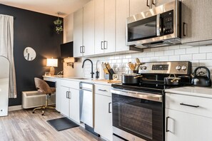 Fridge, microwave, oven, dishwasher - Cozy King Bed, Coffee Bar, Hot Tub (Boise)