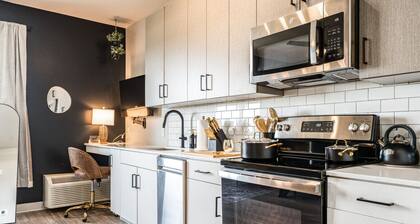 Cozy King Bed, Coffee Bar, Pool