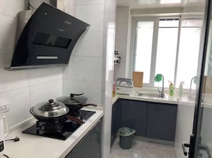 Condo | Laptop workspace, free WiFi