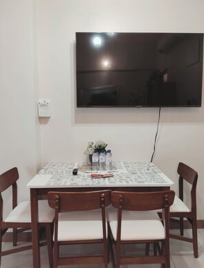 Room, 1 Bedroom, Balcony, Garden View | Dining room