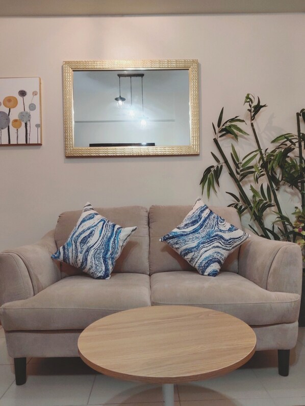 Room, 1 Bedroom, Balcony, Garden View | Living room