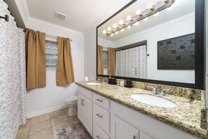 Shower, hair dryer, bidet, towels - Your Houston Another Home, 4BR/2BA, near Galleria & Med Center • Modern Central (Houston)
