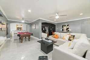 Smart TV, fireplace - Your Houston Another Home, 4BR/2BA, near Galleria & Med Center • Modern Central (Houston)