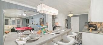 Your Houston Another Home, 4BR/2BA, near Galleria & Med Center • Modern Central