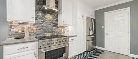 Køleskab, mikrobølgeovn, ovn, kogeplade