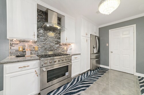 Your Houston Another Home, 4BR/2BA, near Galleria & Med Center • Modern Central