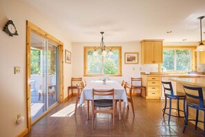 Dining - Hot Tub - Views- Golf -XC Skiing Trails (Leavenworth)