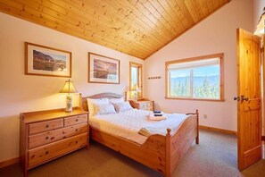 3 bedrooms, iron/ironing board, free WiFi, bed sheets - Hot Tub - Views- Golf -XC Skiing Trails (Leavenworth)