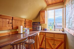 ثلاجة، ميكروويف، ماكينة لصنع القهوة/الشاي، محمصة خبز