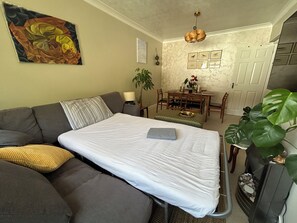 Smart TV - Homely flat in Surrey, Sleeps 3, family friendly (Walton-on-Thames)
