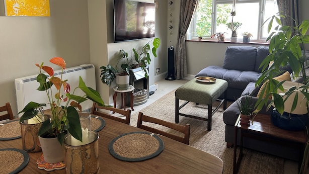 A living room with a TV, sofa, and dining area with a table and chairs. - Homely flat in Surrey, Sleeps 3, family friendly (Walton-on-Thames)