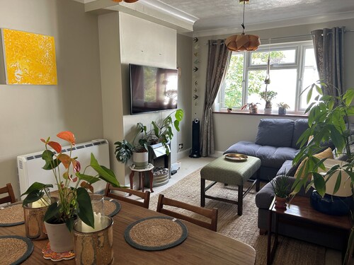 Homely flat in Surrey, Sleeps 3, family friendly