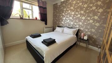 2 bedrooms, iron/ironing board, internet, bed sheets