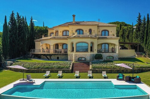 8 bedroom luxury villa + sea, golf course and mountain views