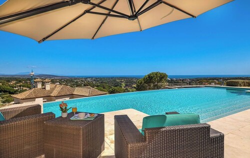 8 bedroom luxury villa + sea, golf course and mountain views