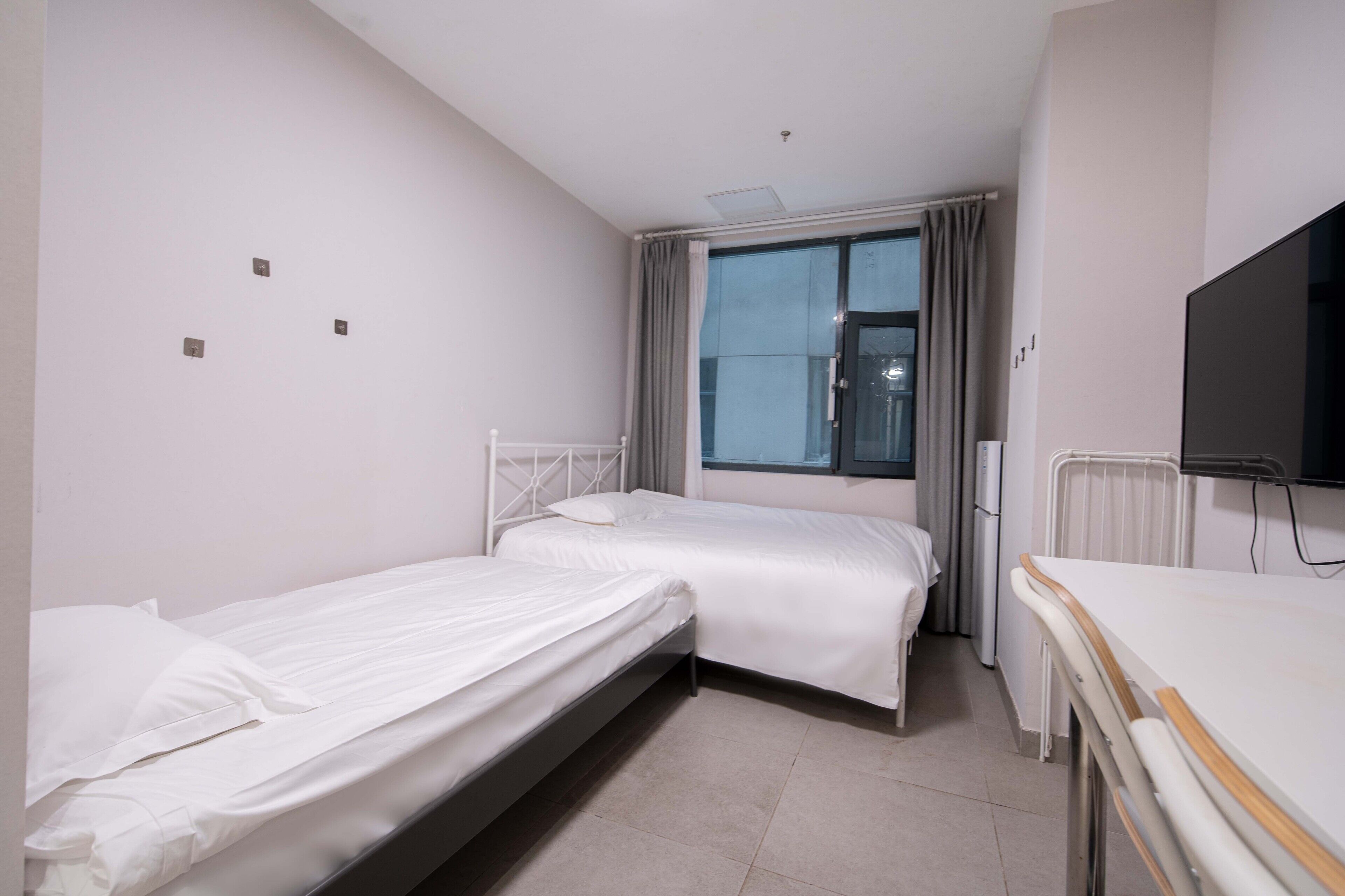 Economy Twin Room | Desk, free WiFi