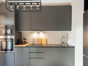 Réfrigérateur, four à micro-ondes, un four, surface de cuisson