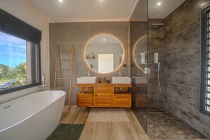 Douche, sèche-cheveux, serviettes fournies