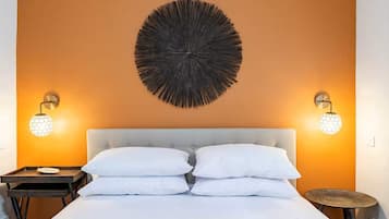 Tabla de planchar con plancha, wifi y ropa de cama