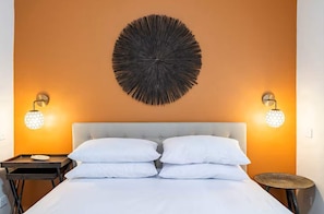 Tabla de planchar con plancha, wifi y ropa de cama