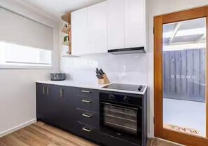 Frigorífico, microondas, horno y placa de cocina