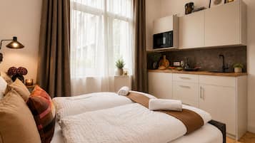 1 habitación, escritorio, tabla de planchar con plancha y cuna de viaje