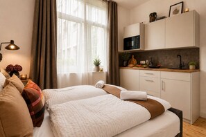 1 bedroom, desk, iron/ironing board, travel crib - Modernes & Ruhiges Studio mit Küche (Bielefeld)
