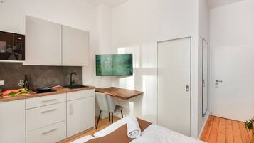 1 makuuhuone, työpöytä, silitysrauta/-lauta, vauvan matkasänky