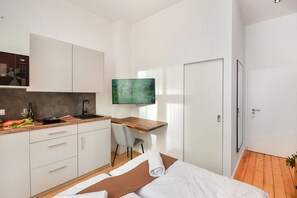 1 bedroom, desk, iron/ironing board, travel crib - Modern & quiet studio with kitchen (Bielefeld)