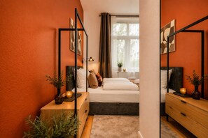 1 chambre, bureau, fer et planche à repasser, lit de bébé portatif