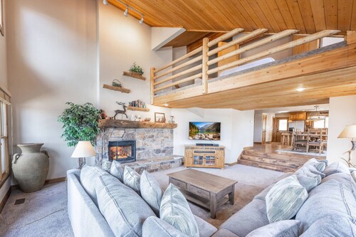 Park City Group Lodging – Sleeps 40 | Walk to Skiing & Main St | Free Parking | Hot Tubs | Grills