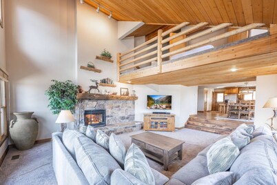 Park City Group Lodging – Sleeps 40 | Walk to Skiing & Main St | Free Parking | Hot Tubs | Grills