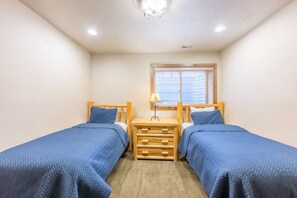 16 bedrooms, iron/ironing board, WiFi - Group of 40? 4 Side-by-Side Homes, Walk to Park City Mountain & Main, Hot Tubs (Park City)