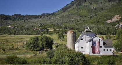 Group of 40? 4 Side-by-Side Homes, Walk to Park City Mountain & Main, Hot Tubs