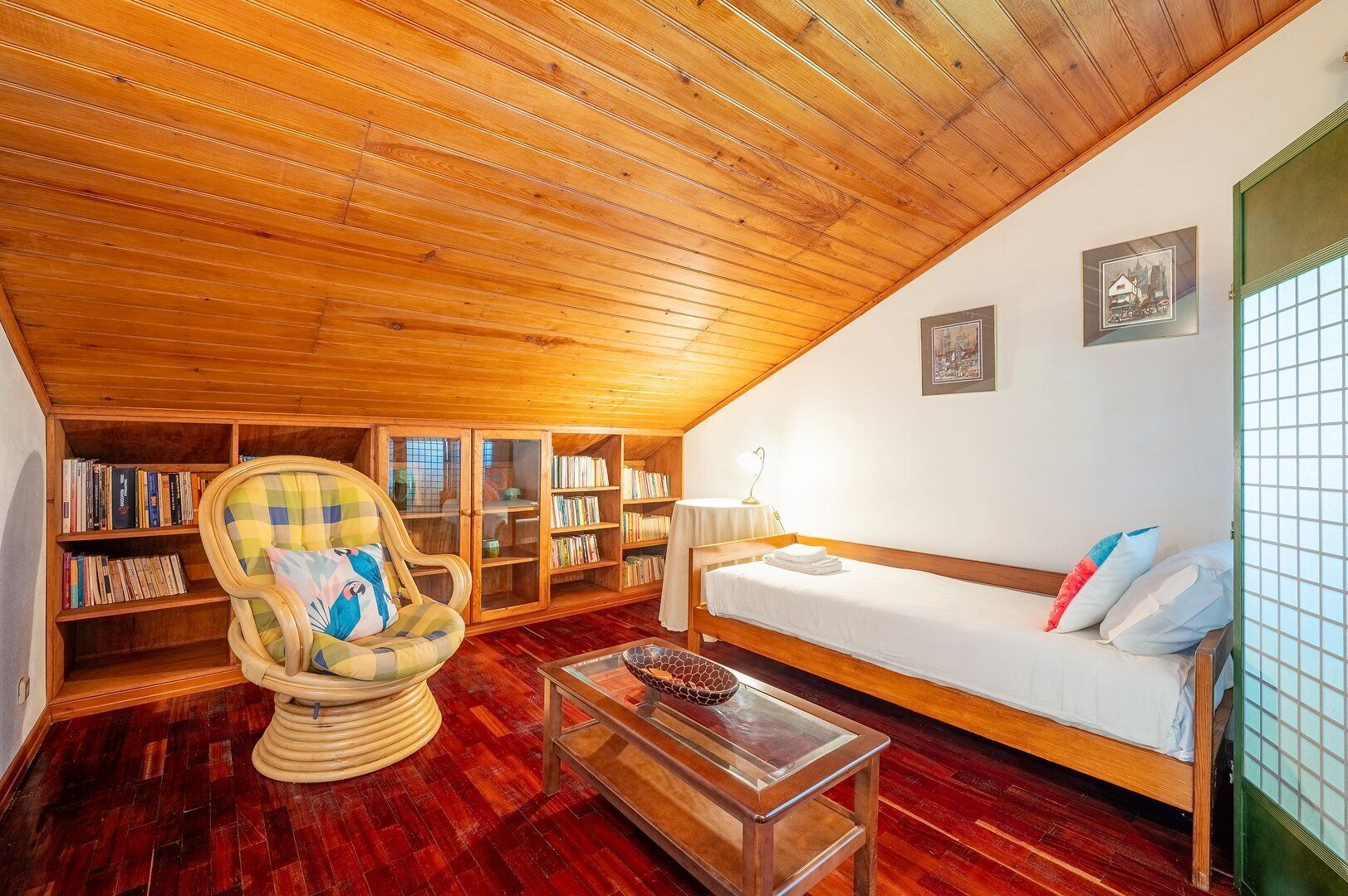 1 bedroom, desk, internet, bed sheets