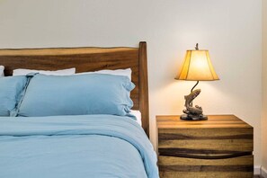 4 bedrooms, travel crib, free WiFi, bed sheets - Alpine Getaway w/ Hot Tub, Firepit & Stunning Views, Pet Friendly, Near Mt. Hood Slopes (Welches)