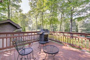 Outdoor dining - Scenic Mtn & Fairway Views: Cozy Cashiers Getaway (Cashiers)