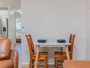 Apartment, 2 Bedrooms | Ruang makan