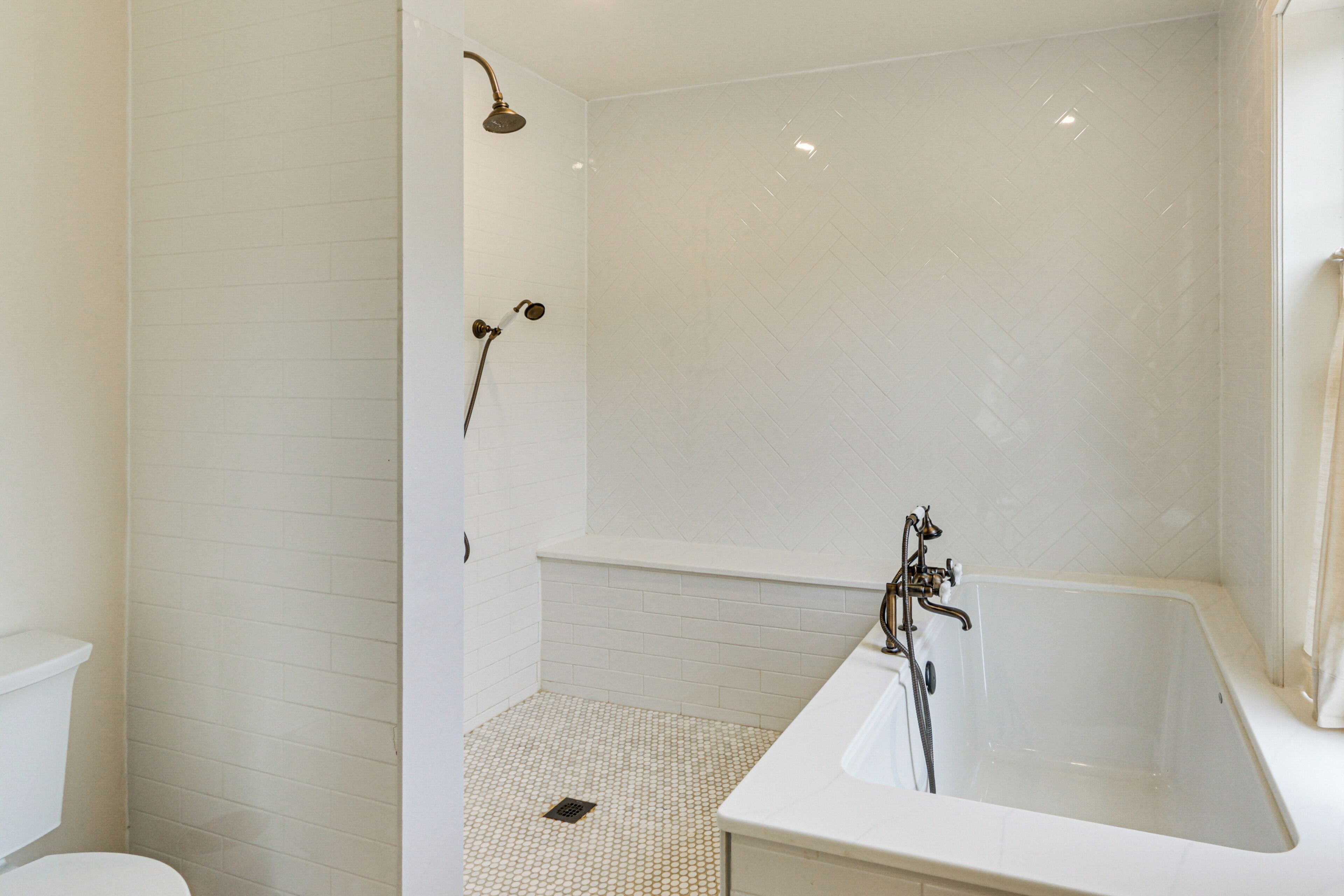 Une salle de bain avec une baignoire, une douche et des toilettes.