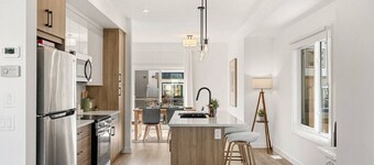 Luxury Townhome • King Bed • Near WinSport & Aspen