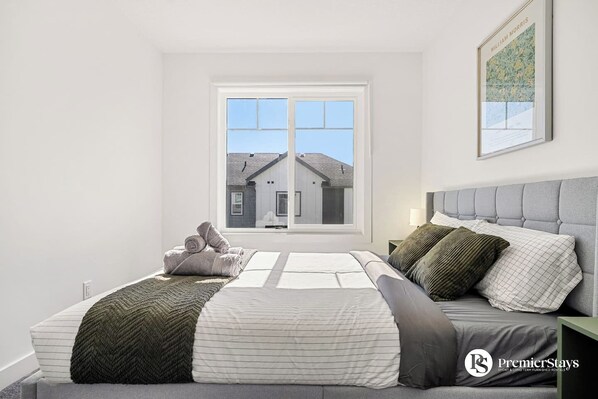 4 عدّة غرف نوم ومكتب ومكواة/لوح كي وسرير سفر