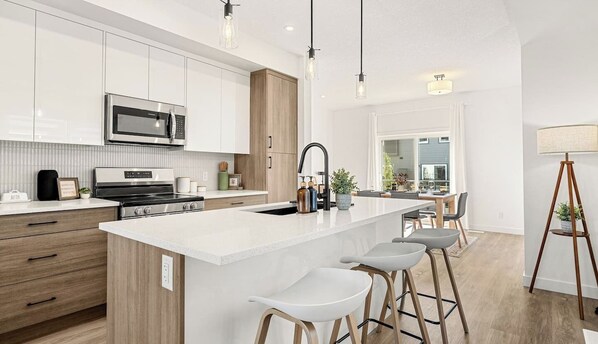 Réfrigérateur, four à micro-ondes, un four, surface de cuisson