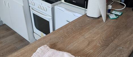 Microondas, horno y placa de cocina