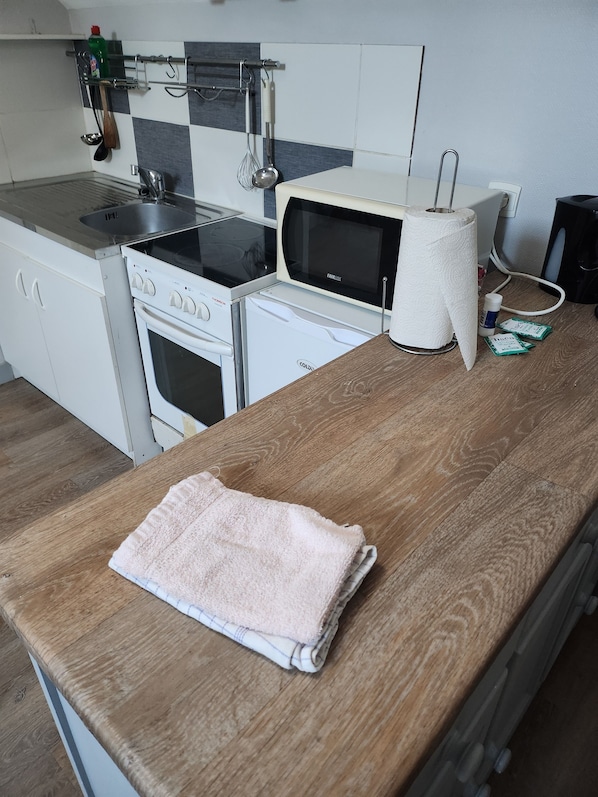 Microondas, horno y placa de cocina