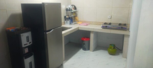 Shared fridge, griddle, cookware/dishes/utensils, freezer - Pradnya Homestay - 1Bedroom Near Uluwatu (Ungasan)