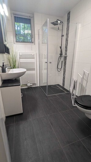 Haartrockner, Handtücher, Toilettenpapier