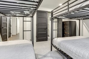 3 habitaciones, escritorio, tabla de planchar con plancha y internet 