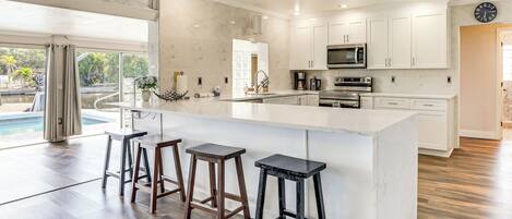 Refrigerador, microondas, placa de cocina, lavavajillas